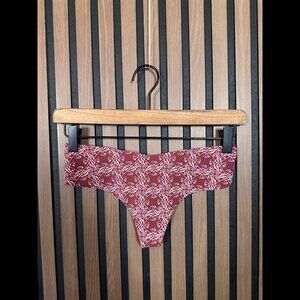 New Victoria's Secret Panties Medium No Show Red VS Art Seamless Thong / String
